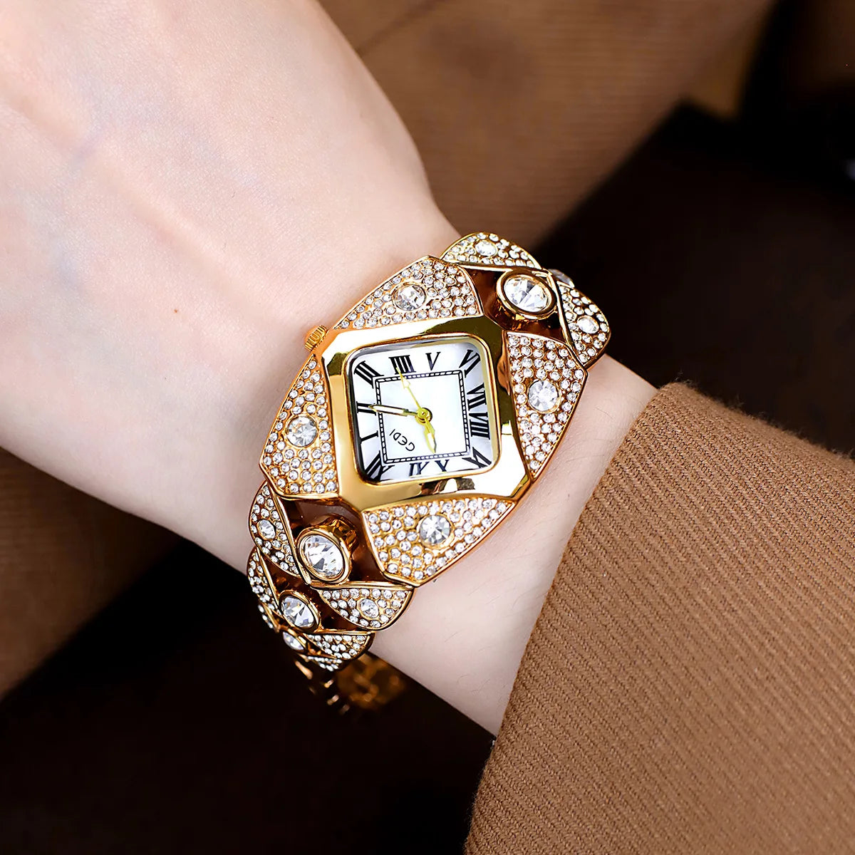 AuroraTime™ 💫🩷 –  Luxury Women’s Wristwatch with Diamonds & Waterproof Design
